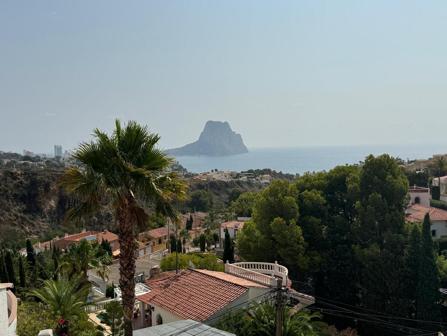 Villa à Maryvilla, calme endroit de Calpe. Avec 4 chambres et 3 salles de bains qui composent 2 logements independients. Piscine privée et vues sur la mer